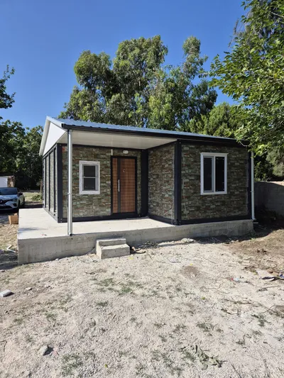 Taş kaplamalı prefabrik ev - gündüz