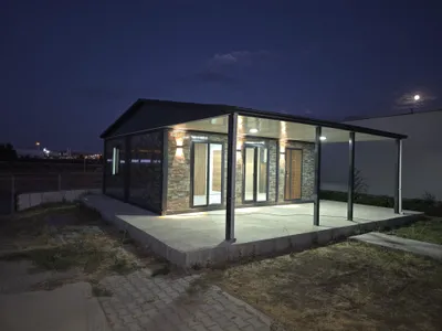 Verandalı prefabrik ev - gece görünüm