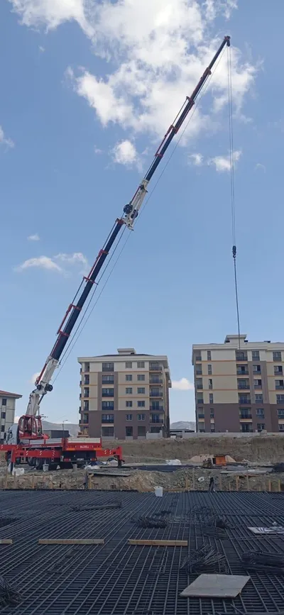 Ağır yük kaldırma operasyonu