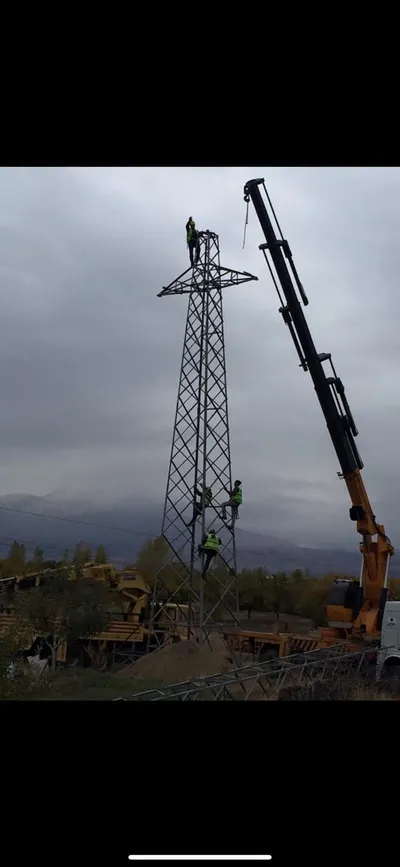 Demir direk montaj işçileri