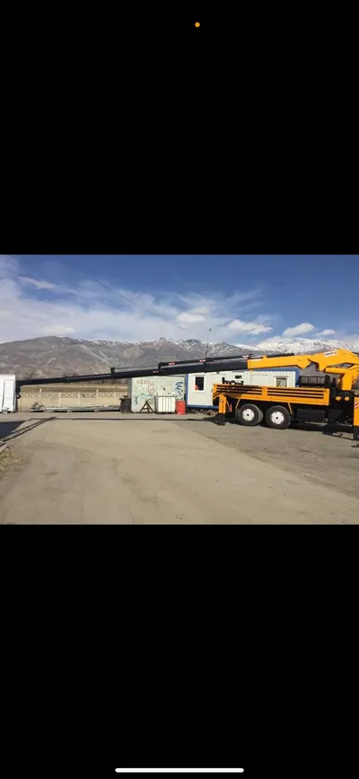 Uzun bomlu vinç sahada